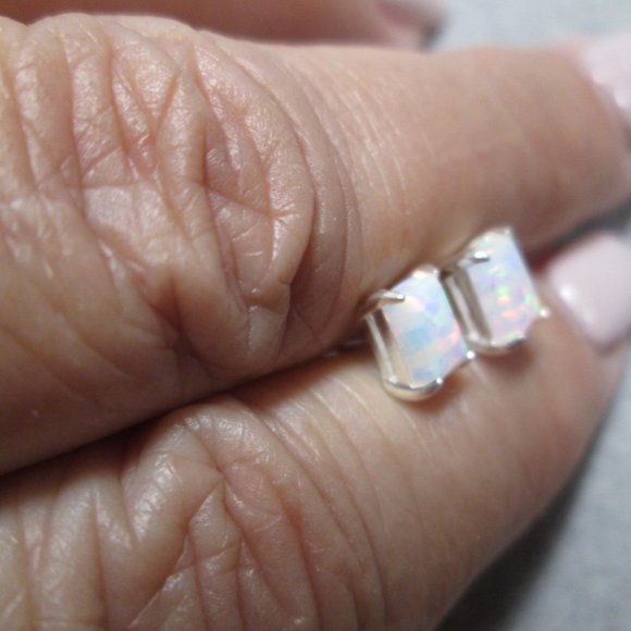 Beautiful 925 Sterling Small OPAL Stud Earrings> 2 Fiery Colors to Choose From - Picture 6 of 8